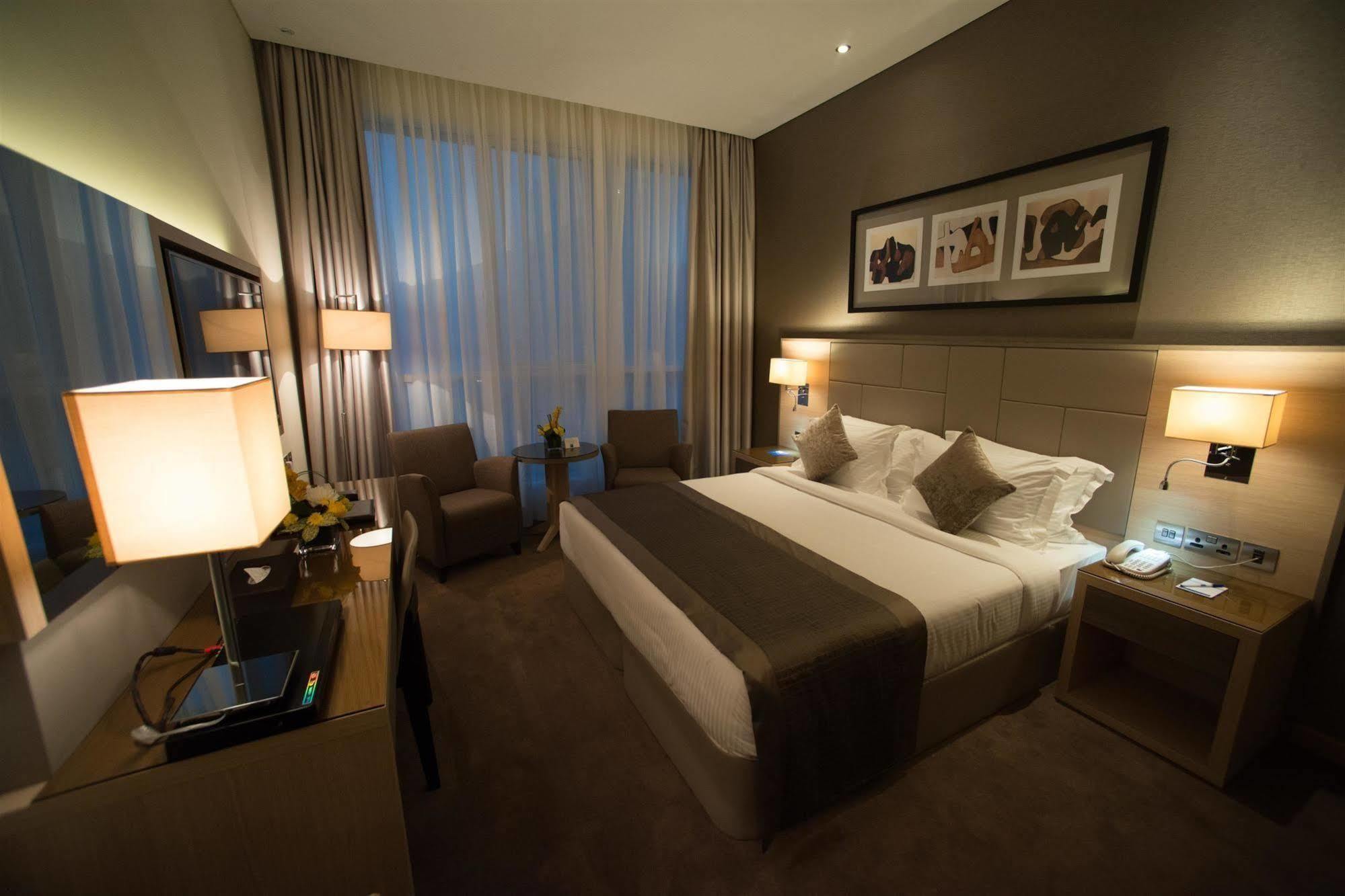 Tryp By Wyndham Abu Dhabi City Center Exterior foto