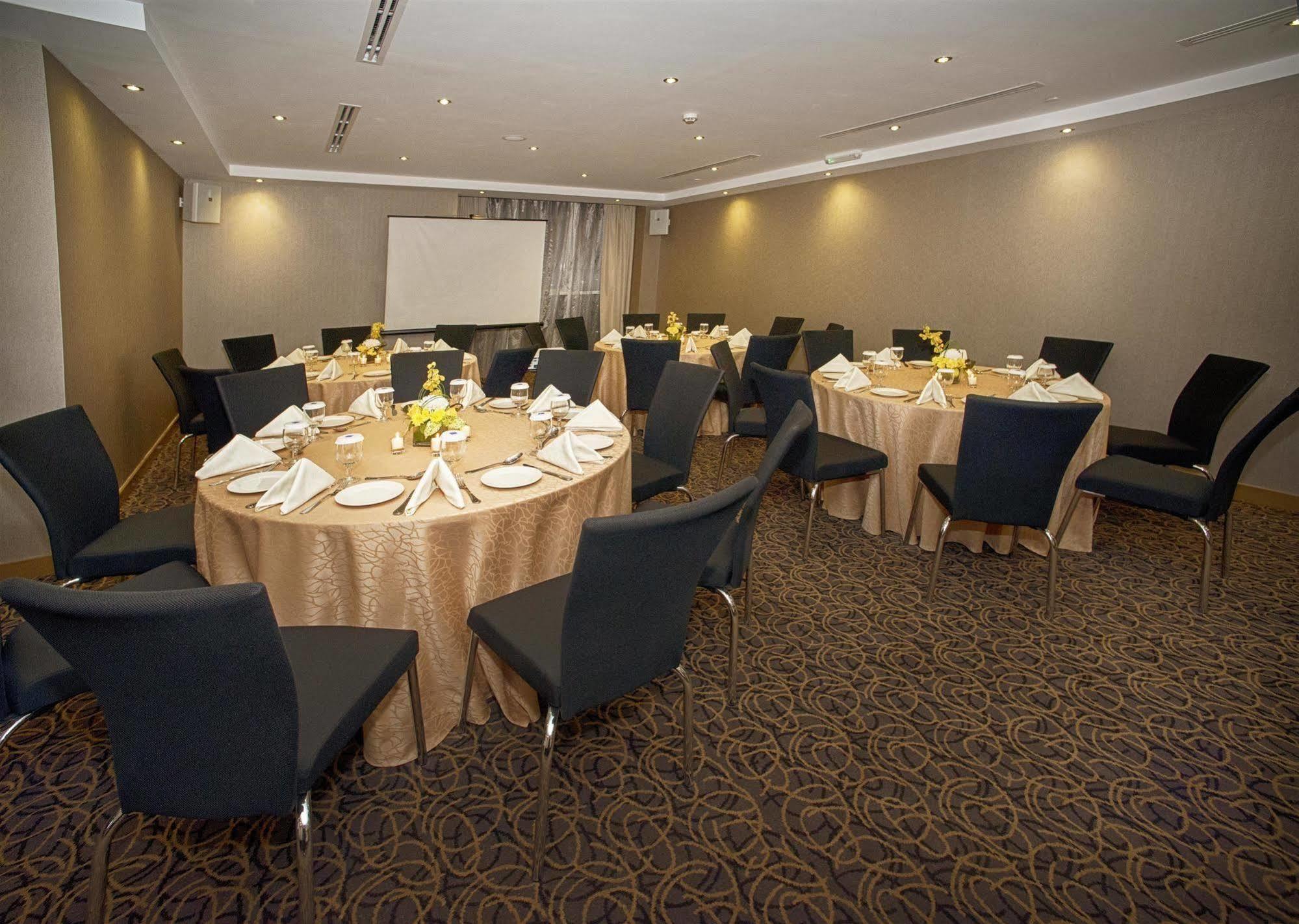 Tryp By Wyndham Abu Dhabi City Center Exterior foto